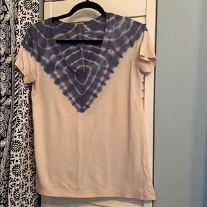V-neck t-shirt
